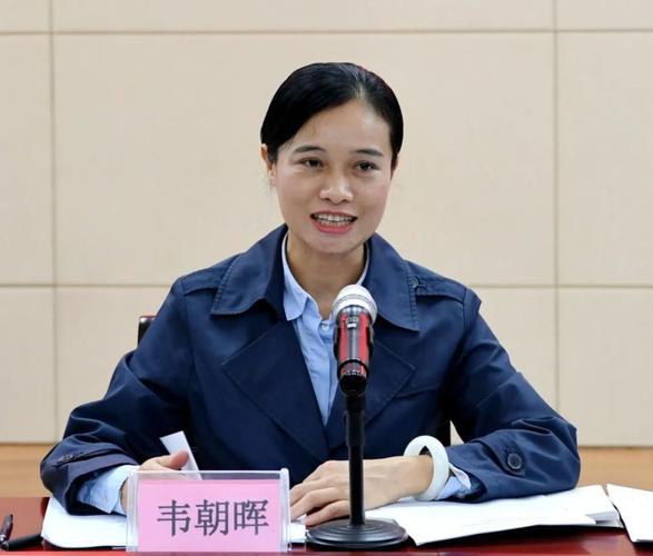 市委副书记韦朝晖代表市委市政府看望慰问新闻工作者