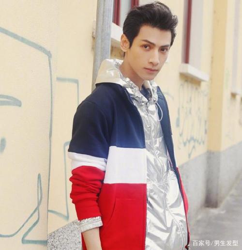 罗云熙"大背头"发型率性明朗,运动套装帅气时尚,满分