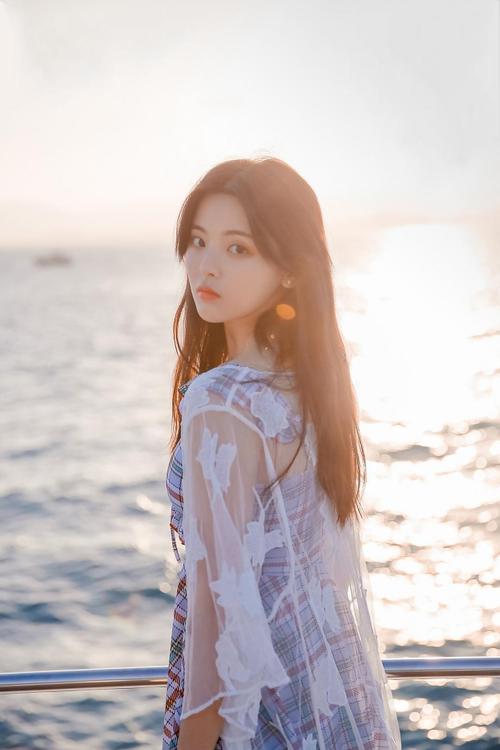 杨超越泳装九宫格美图,绝了…(更新.