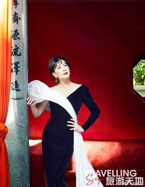 9月6日,演员刘嘉玲晒出一组复古风情美照,并配文:"古色古香的建筑