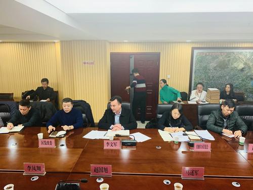 天山区副区长李文军陪同到鸿雁管委会乌拉泊村排查〃两不愁三保障〃等