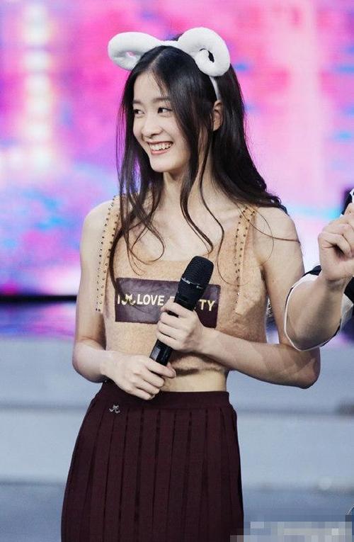 张雪迎关晓彤开学把私服穿的这么美 你更喜欢哪一款?