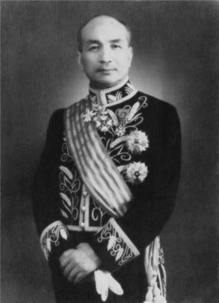 1940年1月23日,汪精卫(中)与王克敏(左),梁鸿志(右)在青岛举行汉奸大