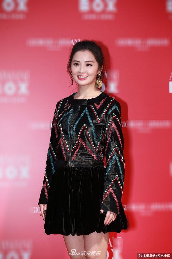 组图:秦岚一身黑裙端庄优雅 阿sa变迷妹同台后大赞:她
