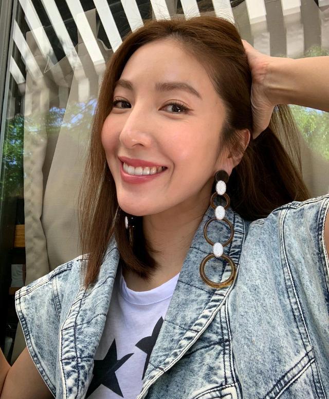 杨谨华穿蓝色牛仔衣,配白色t恤,呈现出很年轻的状态