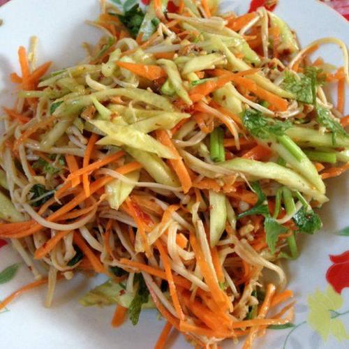  p>金针菇150克,黄瓜半根,红椒半个,鸡蛋一个,黑木耳少许,即可制作