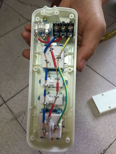 这个插线板怎么接谁知道速度谢谢