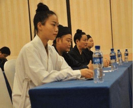 23岁女道士宣告世人,自己将要羽化,引来10万人来围观,结果如何