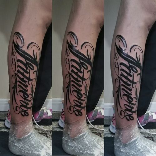 苏州纹身师作品分享 奇卡若花体字纹身 推荐部位:小腿,小臂大臂,侧腰