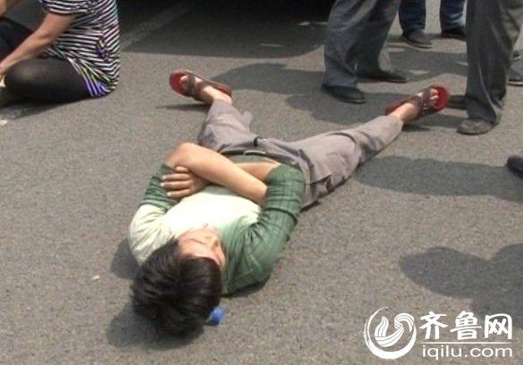 莱芜大货车涉嫌超载被查司机耍赖躺地上妨碍执法