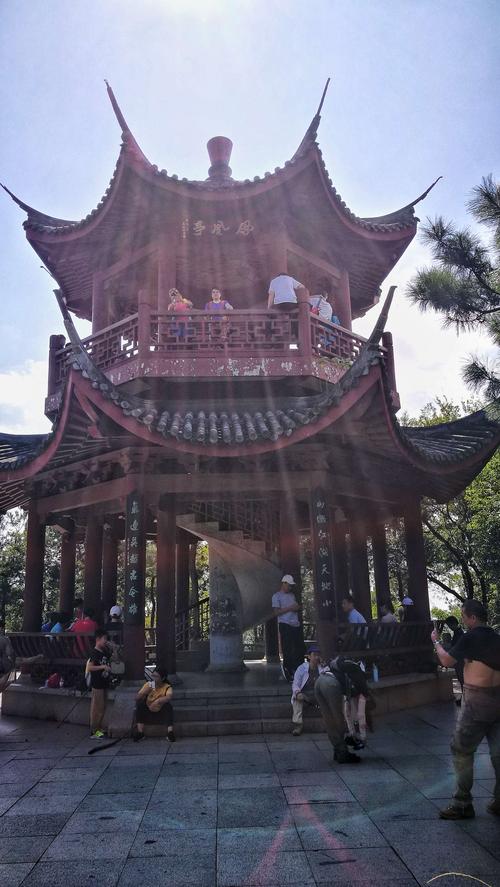 在林荫下穿梭于古代与现代之间,经上八眼井药王庙民国中山林碑凤凰亭