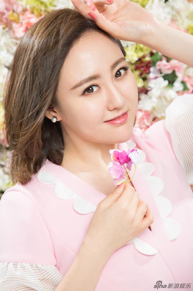组图:马程程花漾写真曝光 褪去军装人比花娇