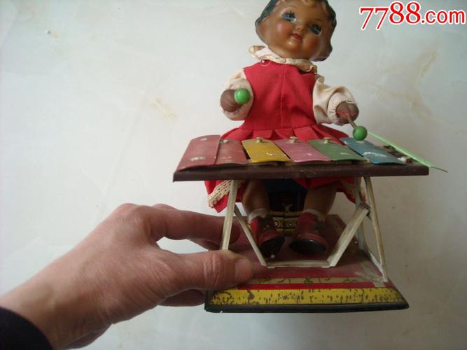 60年代玩具:穿裙子敲琴的小女孩(裙子可以脱下来,底座和身子是铁皮的)