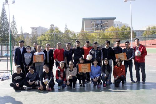 民大新闻网讯为了丰富学生课余生活,增强各民族学生共同参与体育运动
