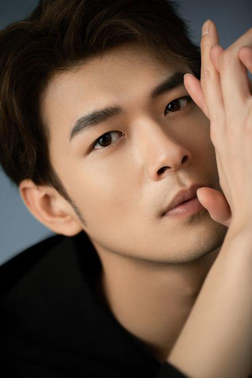 盛英豪自信写真图释出 五官端正目光烁烁