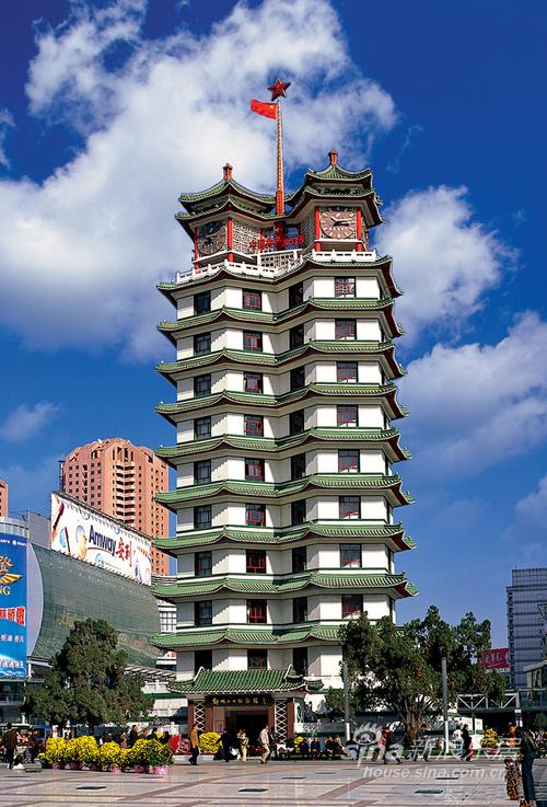 最早它只是简单的木制结构,半个多世纪以来二七纪念塔和二七广场已