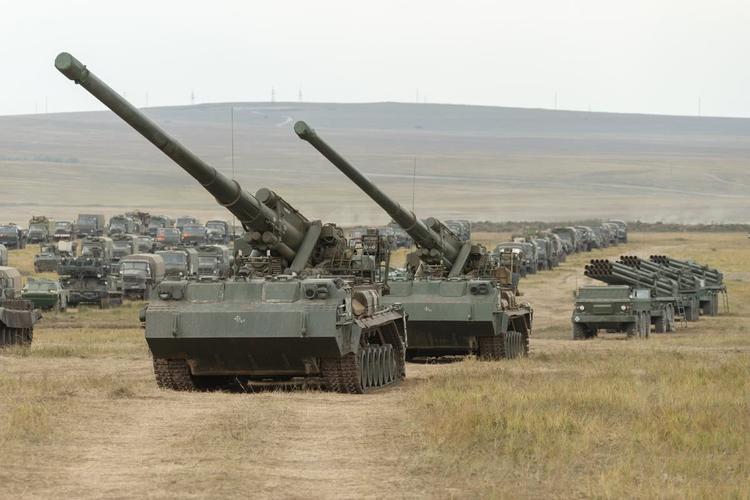 代号东方2018军演中亮相的老旧2s7型"牡丹花"203毫米大口径自行榴弹炮