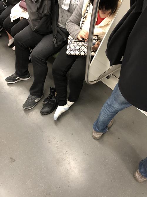 每天坐地铁都能碰到坐下来就脱鞋的女人,有没有措施整治这种不文明的