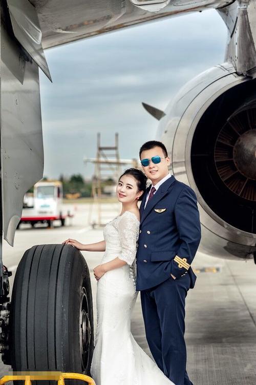 东航飞行员机坪幸福拍摄婚纱照 飞机入镜成"伴郎"