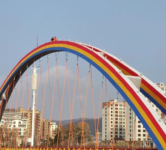 惊险白山一男子在彩虹桥顶端幸好消防员第一时间赶到