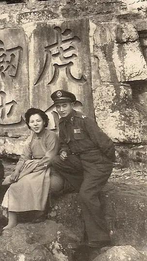 张灵甫的整编第七十四师被陈毅,粟裕大军包围在孟良崮,蒋校长,汤恩伯