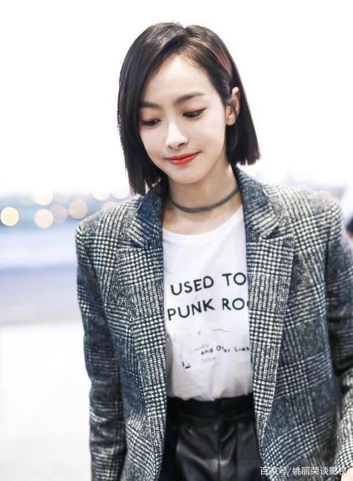 宋茜这才叫"女神",齐肩短发配格子西服走机场,身材比例很出众