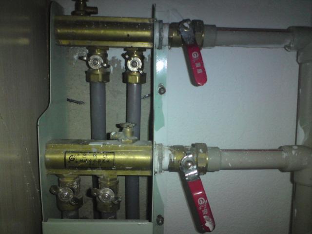 地暖开关怎样算是开,右边红色把手的开关还有上下各2个的小阀门应该