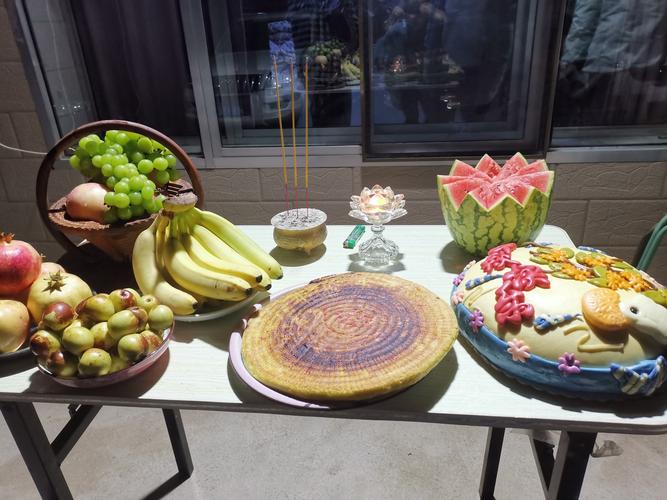 一家之主的我爸爸,虔诚的摆上了供月大桌,祈祷风调雨顺,健康顺遂,平安