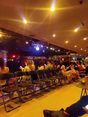 蓝堡歌舞厅-"这里很少有年轻人出没,这里是出租车司机