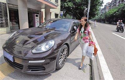 开保时捷跑车的女居委会主任和社区大妈大姐亲如一家