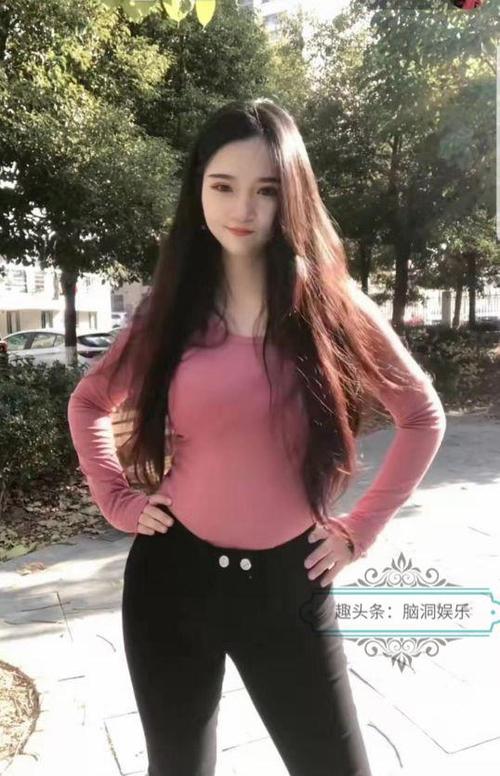 性感的公园美女:清纯且知性,圆润的完美身材让人倾心