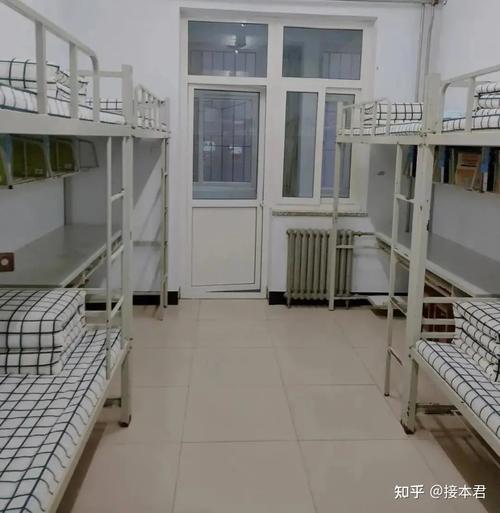 保定学院总共十五栋宿舍楼,宿舍大多是六人间(偶尔有八人间),每层楼