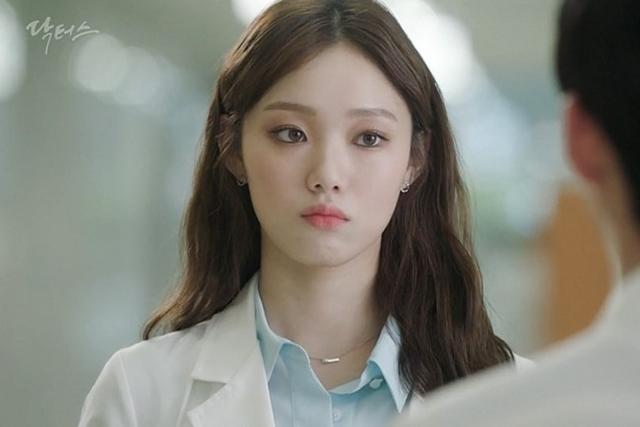 从双色卷发到短发,韩剧中李圣经的发型