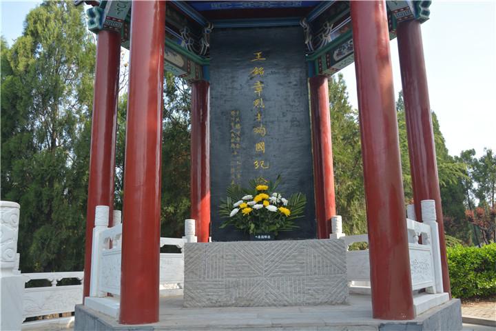 滕州市烈士陵园开展向烈士墓碑敬献鲜花活动