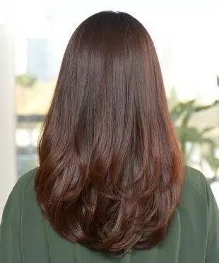 背多分呀~ 多撩人~【女孩感发型】一定要配上波浪卷才能当个背影杀手