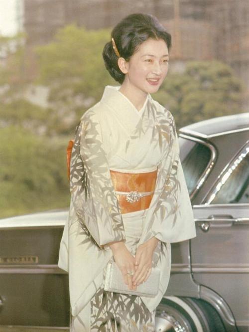日本皇后美智子年轻时有多美?看完这组罕见的老照片,你就明白了