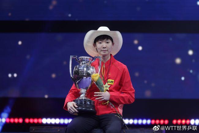 王曼昱夺冠飞奔拥抱恩师庆祝肖战激动挥拳师徒俩齐戴金牌合影