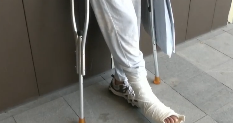 如今的于女士腿上缠着绷带双手架