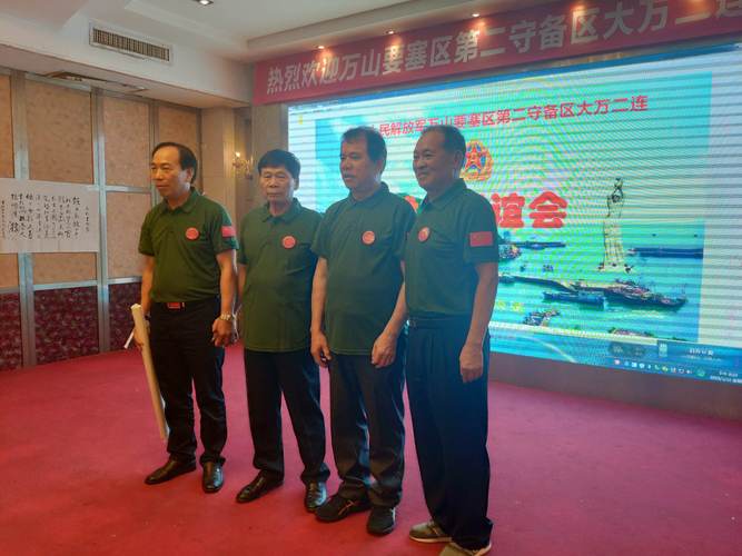 林参谋长杨耀贵连长和战友在一起.