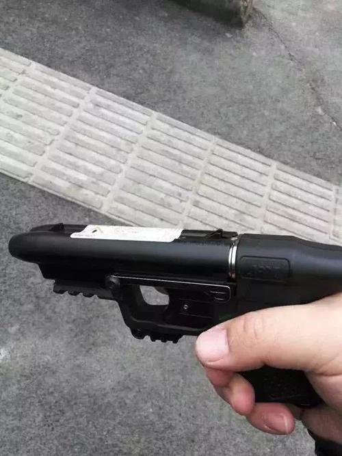贵州特警事件,制伏犯罪的"高速催泪喷射枪"建议全国配