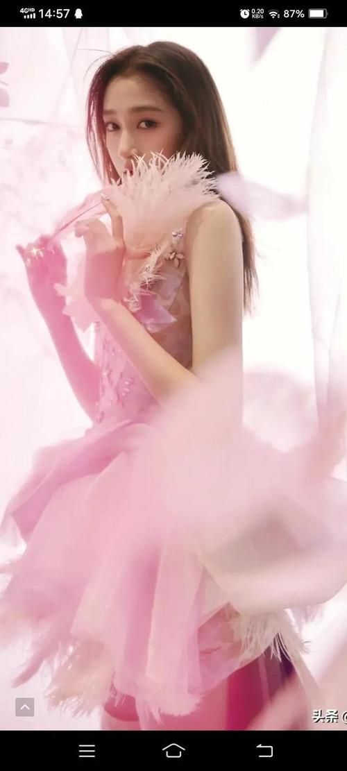 关晓彤春节演出礼服美图9