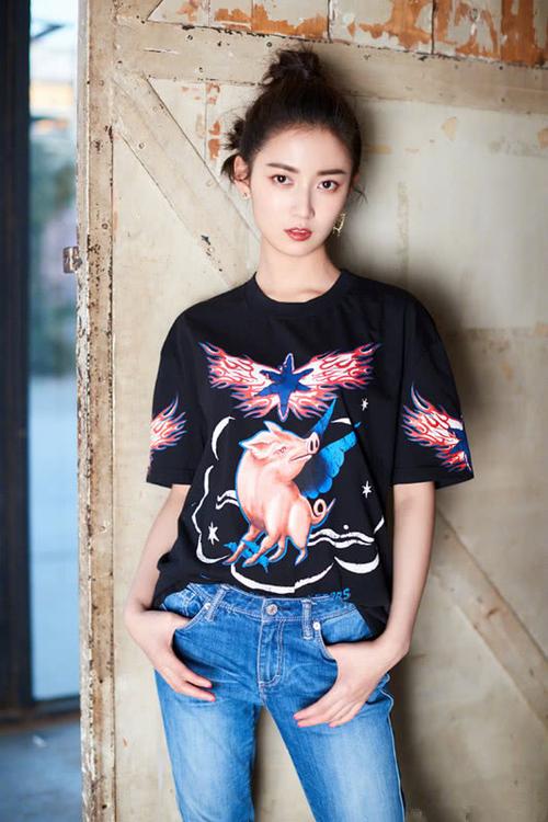 陈钰琪在外面加了一件连帽卫衣就不会冷了,这是一