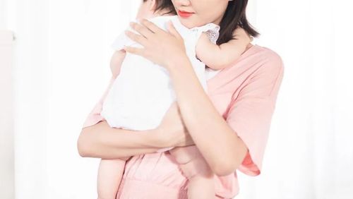 2,选择正确的抱娃姿势 应该尽量把宝宝的双腿分开呈青蛙样抱,即目前