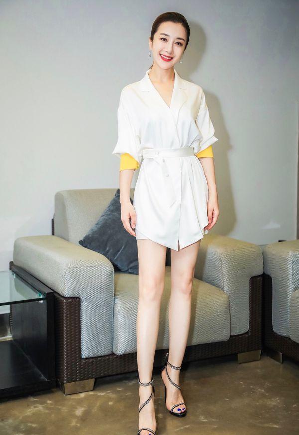 李依晓罕见秀身材,透视上衣真敢穿,穿直筒裤层次丰富还显白