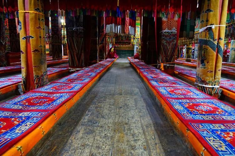 大经堂是土木结构的藏式平顶建筑,是塔尔寺建筑中规模最大的.