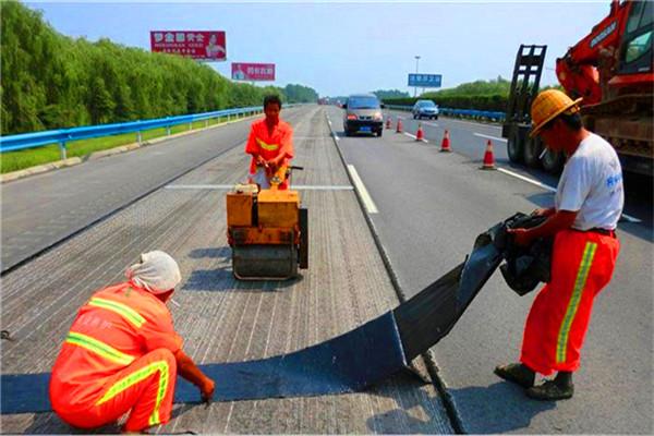 裂缝养护:肇庆道路抗裂贴—沥青路面裂缝贴-价格行情