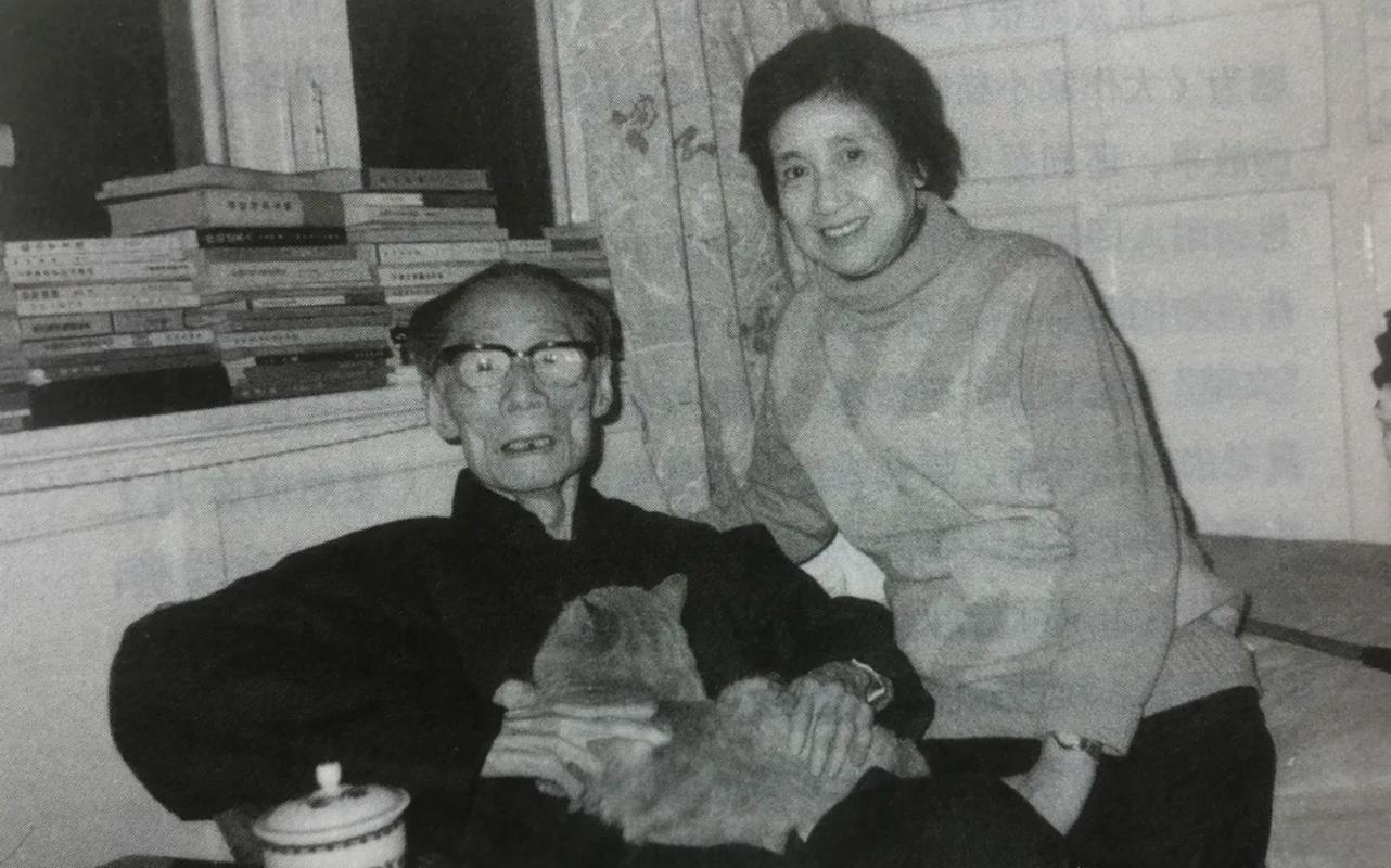 1992年夏衍和自己的爱猫,旁边是他的下属马懋如