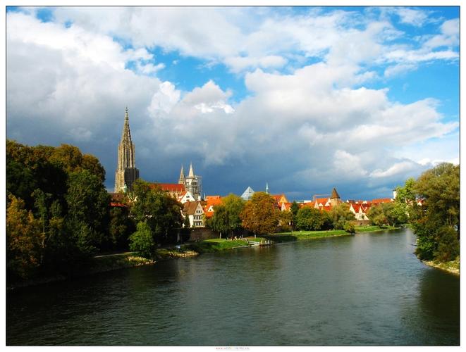 从桥上看这个多瑙河畔的小城市,风景很美