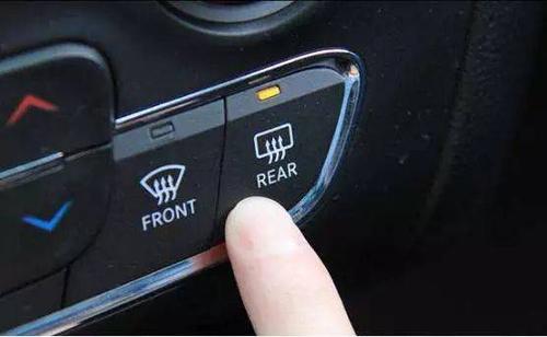 标识为front和弧形窗的是前车窗除雾,rear和方形窗的是后车窗除雾.