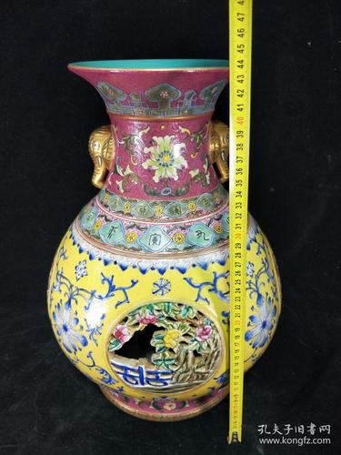 清代乾隆珐琅彩描金雕刻花卉镂空双耳转心瓶
